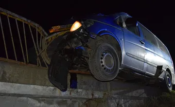 Opitý vodič ostal nebezpečne visieť na moste v obci pri Bánovciach, chýbalo málo a skončil by aj s autom v potoku
