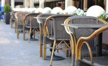 Púchov varuje podnikateľov pred otváraním terás bez povolenia, rieši už viacero sťažností