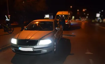 FOTO: Opitý cyklista nezašiel ďaleko a narazil do zaparkovaného auta v Dubnici, v krvi mal 3 promile