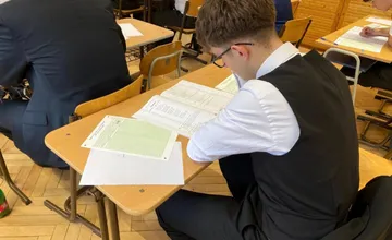 Stredoškoláci majú za sebou maturitu zo slovenčiny a angličtiny. Niektoré otázky im dali zabrať, ako by ste obstáli vy?