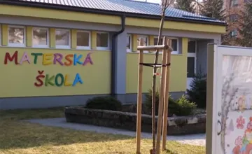 Podvodníci pripravili škôlku v Nemšovej o 237-tisíc eur, falošným policajtom naletela samotná riaditeľka