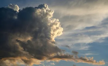 V piatok platia v Trenčianskom kraji vvýstrahy pred hustou hmlou, cez víkend čakajte dokonca vietor aj dážď 