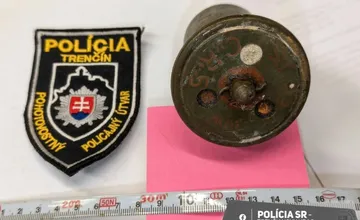 Podozrivý nález v Trenčíne na Matúšovej ulic, pyrotechnik tu preveroval predmet, ktorý našiel majiteľ na povale 