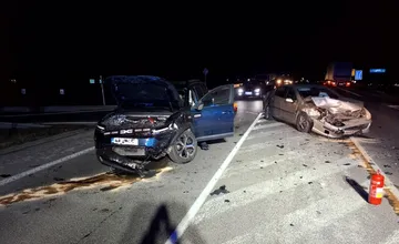 FOTO: Takto vyzerala hrozivá nočná nehoda pri Beckove, z ôsmich účastníkov sa zranili traja