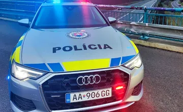 Nehoda s motorkármi či hromadná zrážka áut. Doprava bola v týchto úsekoch kritická, vodičov čakali obmedzenia