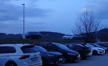 FOTO: Obyvatelia Trenčína upozorňujú na autá parkujúce na hrádzi na ostrove, vznikajú konflikty nielen s chodcami