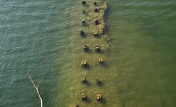 FOTO: Trenčanov zaujali zábery pretŕčajúcich pilierov starého mosta z Váhu, staršie ročníky si ho ešte pamätajú 