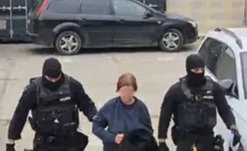 FOTO: Ženu obvinenú z vraždy partnera v Ilave priviezli na trenčiansky súd, k činu sa priznala a oľutovala ho