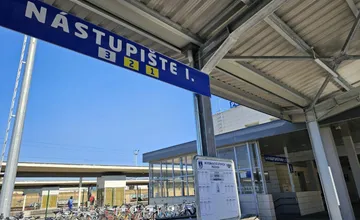 V Púchove sa objavil nezvyčajný prípad vandalizmu, mladík narazil do steny, skončil s pokutou aj rozbitou hlavou