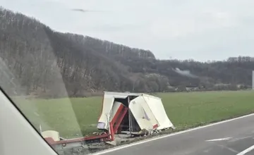 Vodiči, pozor v Horných Vesteniciach je pri ceste rozbitý záhradný kontajner, úlomky plastov sú aj na vozovke 