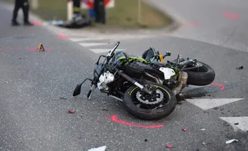 FOTO: Vodička pri Novom Meste zrazila motorkára a z miesta nehody ušla, muž skončil v nemocnici