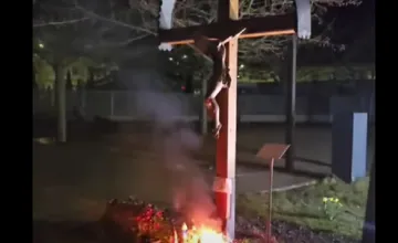 VIDEO: V Trenčianskych Tepliciach hrozil požiar, sviečky pri drevenom kríži takmer spôsobili nešťastie