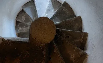 Úzke schody na Trenčianskom hrade odmeňujú najkrajším výhľadom na Považie, u mnohých vyvolávajú spomienky