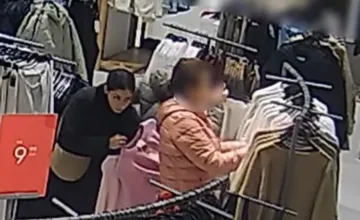 VIDEO: Polícia z Trenčína žiada o pomoc, hľadá totožnosť osôb zachytených na videu. Nepoznáte ich?