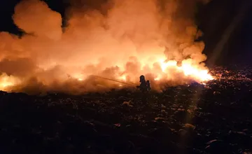 FOTO: Rušná noc v Handlovej. Plamene pohltili skládku odpadu, požiar spôsobil menšie explózie