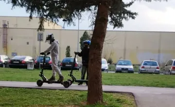 Nebezpečné jazdy detí na kolobežkách znepokojujú obyvateľov Bánoviec, rodičov vyzývajú k zodpovednosti 