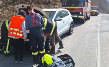 Vodiči, pozor na prejazde cez Fačkovské sedlo stojí odstavené auto, z ktorého sa dymí, treba prechádzať opatrne 