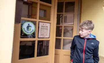 FOTO: Radnica v Novom Meste sa zapojila do iniciatívy na ochranu najmenších, deťom ponúka pomoc, pochopenie aj vypočutie