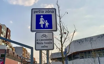 Značenie na pešej zóne zmiatlo Trenčanov. Môžu tadiaľ prechádzať aj ľudia na bicykli alebo...