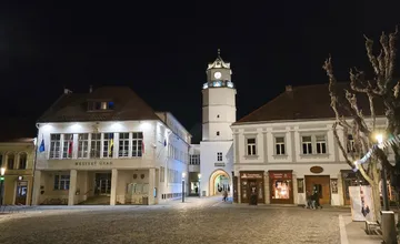 Trenčín sa opäť zapojí do známej iniciatívy, v meste zhasnú svetlá ikonických pamiatok, pridať sa môžete aj vy