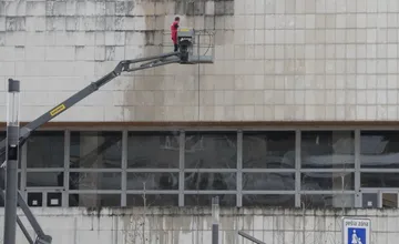 FOTO: Obnova fasády ODA v Trenčíne rozprúdila debatu o jej ochrane. Zabránia vandalizmu kamery a antigrafity nátery?