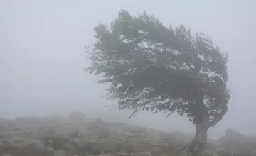 Pozor, už v stredu večer sa prudko zmení počasie v Trenčianskom kraji, platia výstrahy pred vetrom, dažďom aj snežením