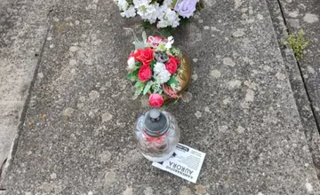 Novomešťania si na hroboch blízkych nachádzajú reklamné letáky. Ľudia nemajú pokoj už ani na cintoríne, kritizujú