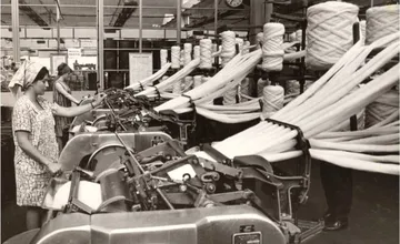 Hľadajú sa bývalí pracovníci odevného priemyslu v Trenčíne. Podeľte sa o príbehy a pomôžte zaznamenať jeho históriu