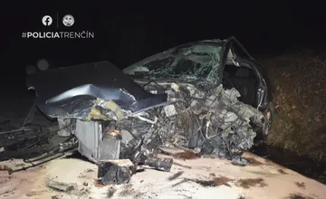 Policajti zasahovali pri nehode v okrese Trenčín, vodič s 2,21 promile narazil do protiidúceho auta, zranili sa aj deti