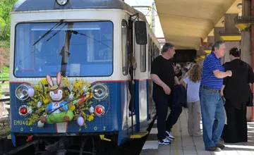 FOTO: Veľkonočná električka opäť spojí Trenčiansku Teplú a Trenčianske Teplice veselou sviatočnou jazdou