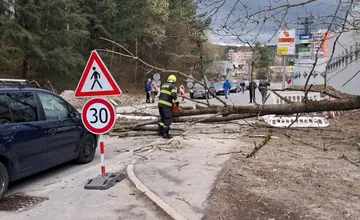 Nečakane silný vietor v Handlovej láme stromy a spôsobuje škody na majetku, obyvateľov vyzývajú k opatrnosti