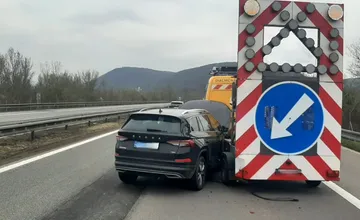 Na diaľnici D1 za Dubnicou nad Váhom v smere do Trenčína auto narazilo do cestárskeho vozidla, zdržíte sa asi polhodinu