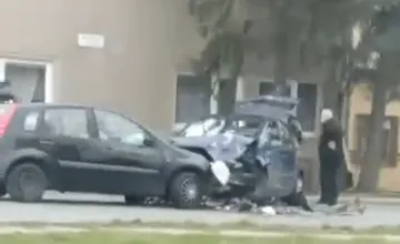 VIDEO: Vodič unikal v Partizánskom policajtom, na Mostovej sa čelne zrazil s ďalším autom. Zranenia utrpeli dve osoby