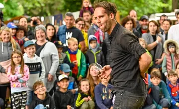 FOTO: Trenčiansky herec a rodák Pavol Seriš oživí vlakové stanice v celom kraji zábavným hereckým predstavením