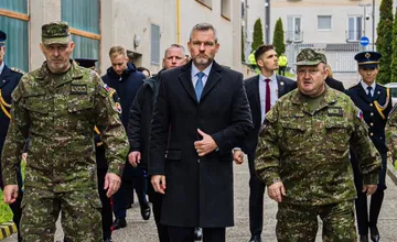 FOTO: Prezident Pellegrini navštívil Trenčín, ocenil prácu miestneho centra ktoré školí vojakov z krajín NATO 