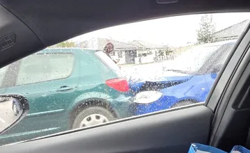 FOTO: Dopravná nehoda pri Trenčíne komplikuje premávku, úsek je prejazdný len v jednom pruhu, rátajte so zdržaním