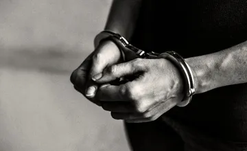 Polícia zadržala učiteľa z Trenčína pre podozrenie z obťažovania žiakov. Zaistili mu mobil, rodičia sú šokovaní