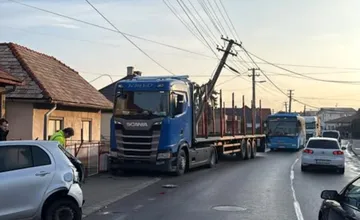 V okrese Prievidza sa zrazil kamión s osobným autom, poškodili elektrické vedenie a cesta je neprejazdná, zdržíte sa 