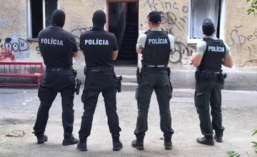 VIDEO: Muž z Trenčína sa opakovane vyhrážal bývalej družke smrťou, pred políciou sa skrýval v posteli