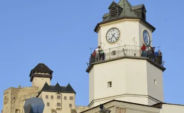 Mesto Trenčín vyšle jasný signál solidarity a podpory osobám s autizmom, Mestskú vežu rozsvietia na modro