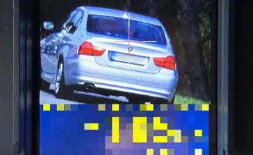 Vodič v okrese Prievidza ignoroval pravidlá a rútil sa obcou extrémnou rýchlosťou, zaplatí za to stovky eur