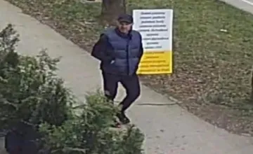 FOTO: Nepoznáte ho? Muž s českým prízvukom vykradol kaviareň v Bánovciach, podľa svedkov sa pohybuje po celom kraji