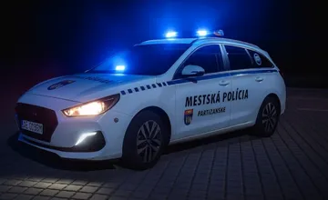 Zatúlané psy, konflikty v rodinách aj zásahy pri nemocnici: Mestská polícia mala v Partizánskom plné ruky práce