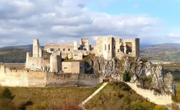 FOTO: Staňte sa súčasťou jedinečného projektu, v Beckove rozširujú tím, hľadajú nových pracovníkov na obnovu hradu
