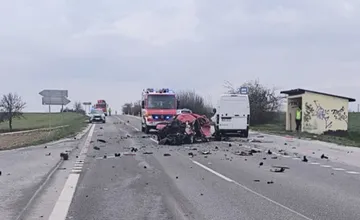 FOTO: V obci Rudník došlo k tragickej dopravnej nehode, vodič osobného auta prešiel do protismeru a zrazil sa s kamiónom