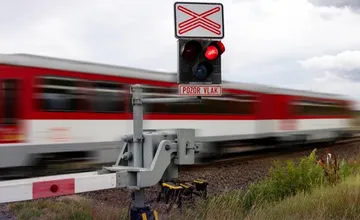 VIDEO: V Novom Meste nad Váhom sa zrazil vlak s osobou v koľajisku, doprava sa v danom úseku na istý čas prerušila