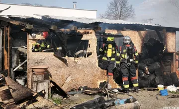 FOTO: Plamene pohltili jednoduchú stavbu v obci Brunovce, na mieste zasahovalo viacero hasičských jednotiek