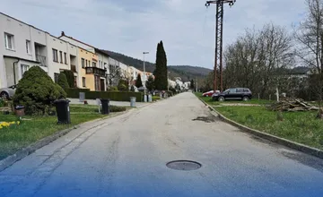 Po Veľkej noci jedna z častí Púchova dostane nový chodník, samospráva plánuje opraviť aj priľahlú cestu