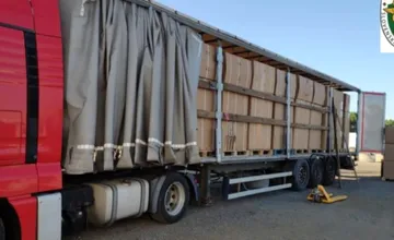 Colníci zadržali na D1 pri Trenčíne kamión s tisícami nelegálnych e-cigariet, štátu vznikla škoda za státisíce