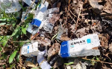 FOTO: Trenčania upozorňujú na neporiadok v miestom luhu, Jozef objavil v chánenom území aj neštandardný nález